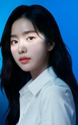 파란 배경 앞 흰 셔츠·긴 생머리 여성 모델 상반신(광고 모델)